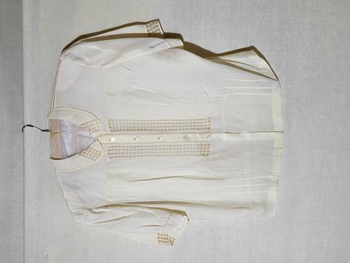 Blouse van crèmekleurige kunstzijde met garnering van beige borduursel, fils-tiré en oprijgjes