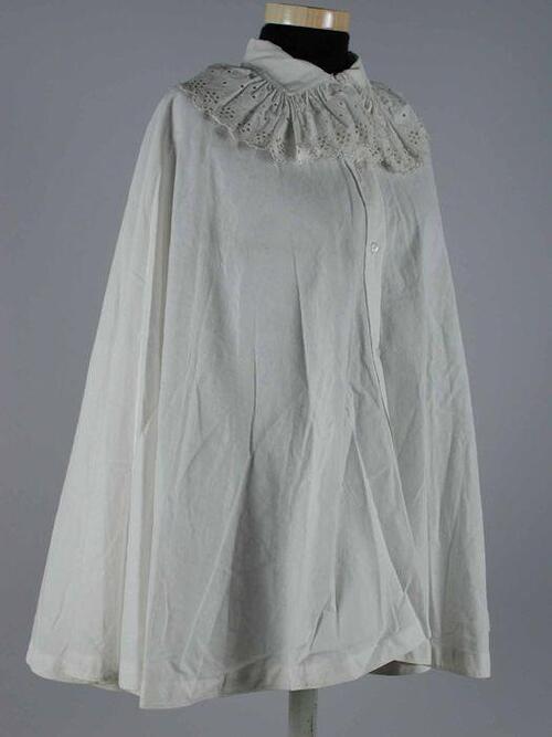 Bedcape van wit katoen met aangerimpelde broderie anglaise kraag met druiventros-motiefjes