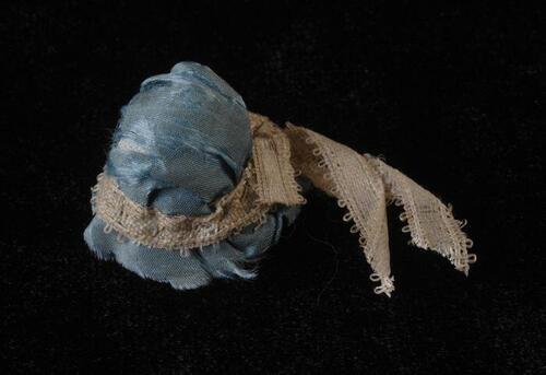 Hoedje uit linkerdeur achterwand van hoedenwinkel, lichtblauw bonnet met witte linten