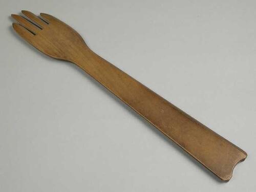 Handschoenhouder, smalle houten plank met aan het uiteinde een gestileerde hand, "wachter / 1"