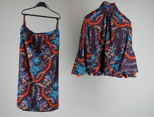 Tweedelige japon, rok (2) met blouse (1) van wollen mousseline, auberginekleurig fond met dessin in…