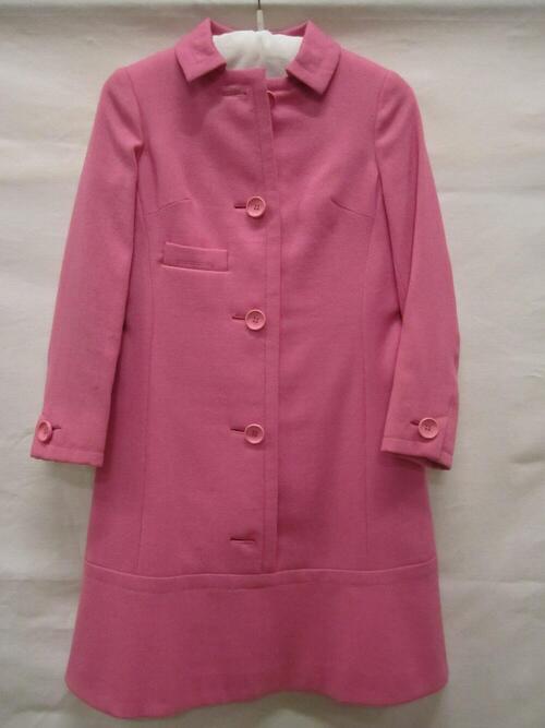 Robe-manteau van roze wol,vallend tot boven de knie met doorgetikte naden