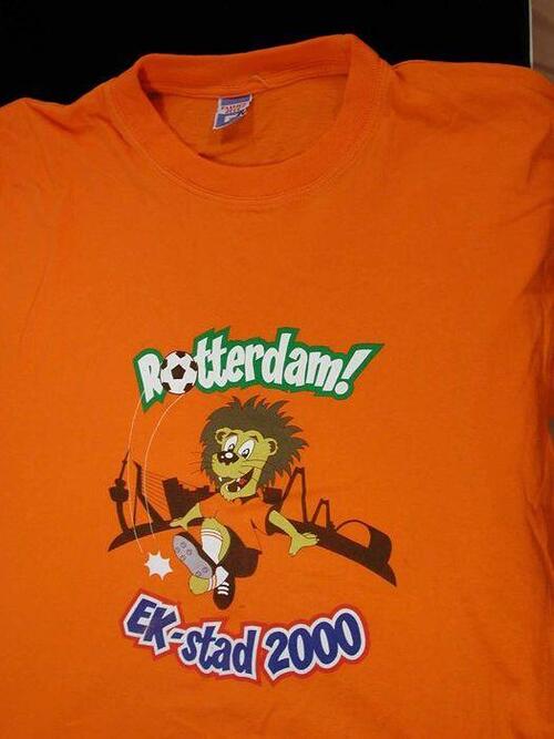 Oranje T-shirt met voetballende leeuw "Rotterdam! EK-stad 2000"