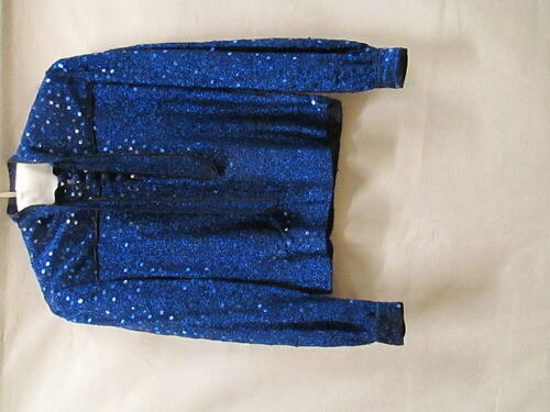 Blouse van mengweefsel bestaande uit zwarte synthetische stof en blauw metaaldraad, geheel bezaaid…