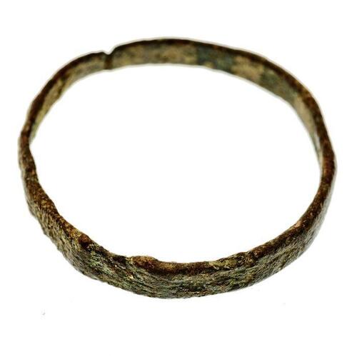 Dunne ring van koper of brons, onregelmatig van vorm