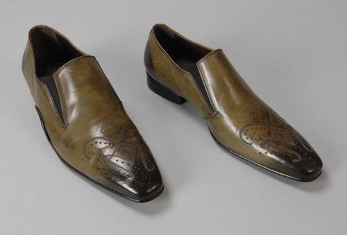 Paar groene herenschoenen, loafers, lange neus, kleine hak, "Corbeau"