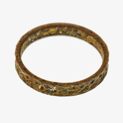 Koperen ring met vlechtwerk in reliëf
