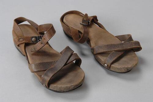 houten kindersandalen met leren bandjes