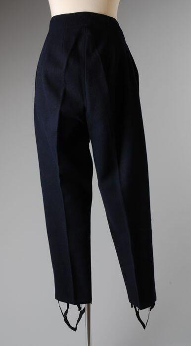 Uniformbroek, pantalon van donkerblauwe wolmet knopen in de zijnaden en elastiek voor onder de…