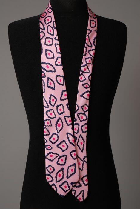 Stropdas, zelfbinder, van zijde met donkerroze stippen en blauwe figuren op roze fond