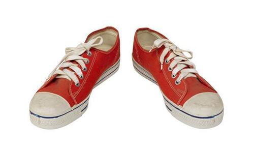 Een paar mannensportschoenen