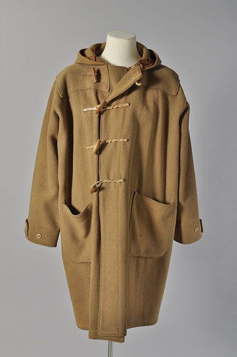 Beige montycoat of houte-touwtje-jas met capuchon