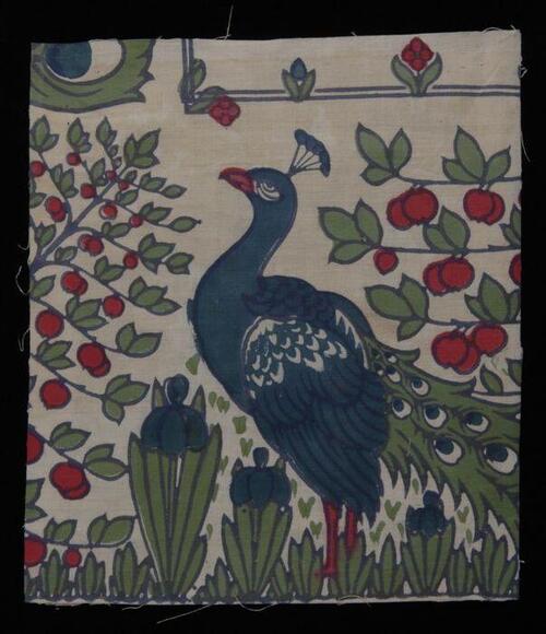 Stofstaal, katoen met dessin in roze, blauw en groen van een pauw tussen bloemen, Kralingse…