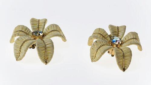 Oorclips in bloemvorm, met in het midden een grote strass-steen
