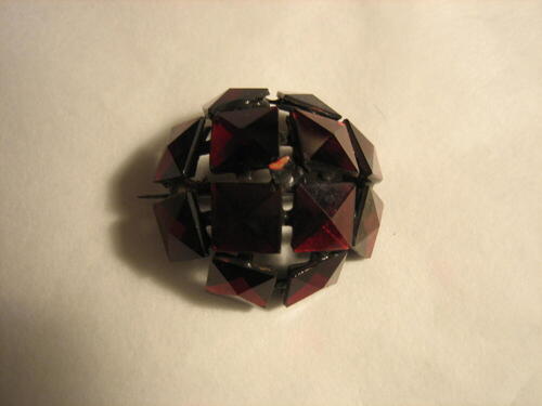 Ring / Broche met rode steentjes
