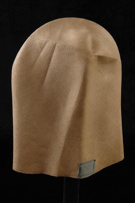 Cloche van stro, scheef gevouwen, halffabrikaat