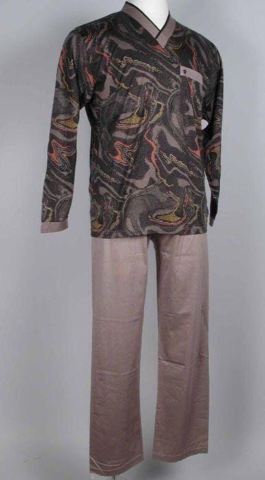 Tweedelige pyjama, hemd (1) van tricot katoen met bruin-zwart marmer dessin met rode en okergele…