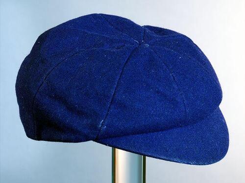 Kinderpet, donkerblauw laken met korte klep