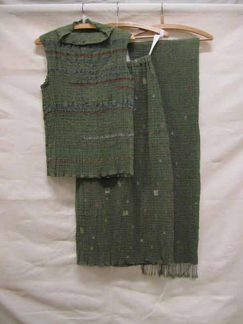 Ensemble bestaande uit blouse, rok en sjaal