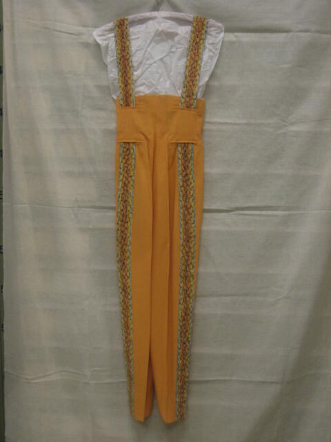 Lange broek van oranje linnen, model 'Formule' met schouderbanden vanuit de taille van wit linnen…