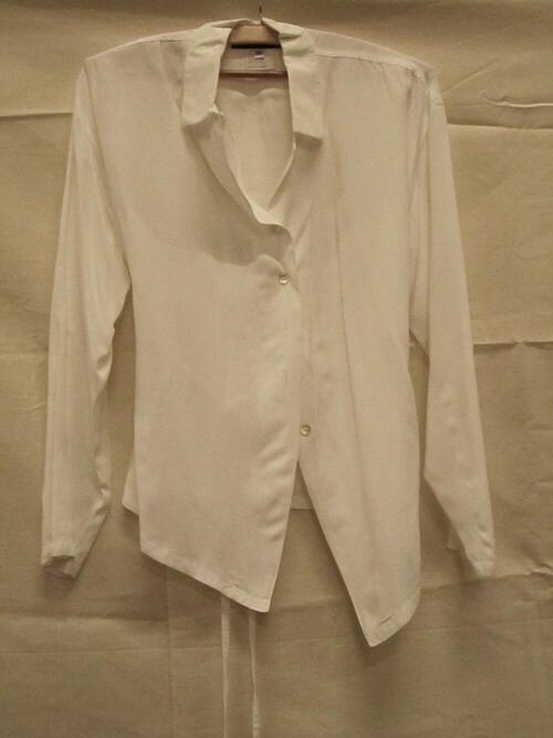 Blouse van witte viscose met voorpanden uitlopend in een punt
