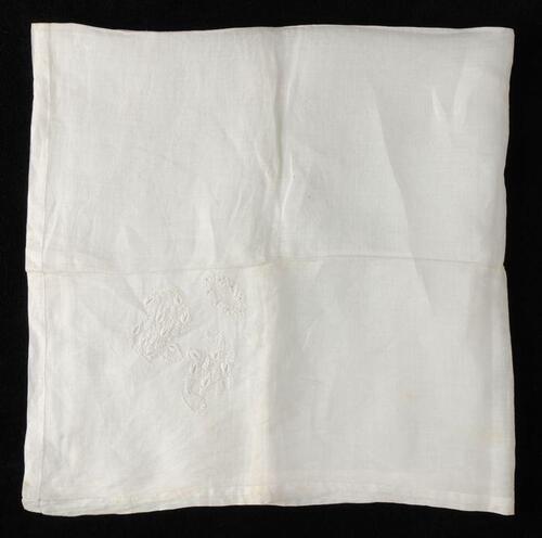 Grote vierkante zakdoek van zeer fijn wit batist met monogrammen in wit borduursel