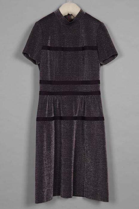 Knielange japon van glinsterend auberginekleurig tricot lurex, "Hanro / Doré"