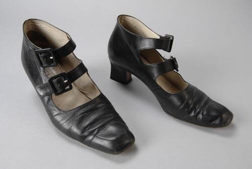Paar damesschoenen, pumps van zwart leer met twee wreefbanden met gespen, "Dick Boons"