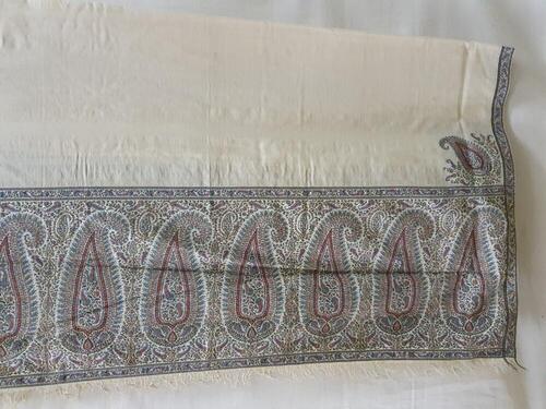 Shawl van wit cashmir, aan de korte kanten brede rand met arabesken, rondom smalle rand in diverse…