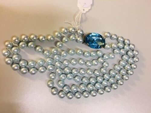 Ketting. Plastic imitatie parels. Lichtblauw. Dubbelsnoer. Sluiting met grote lichtblauwe imitatie…