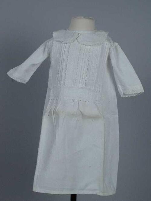Babyjurk of nachtjapon van wit katoen met ingeweven strepen, oprijgjes en witte broderie banen op…
