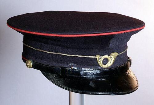 Donkerblauwe, ronde platte herenpet, uniform van postbode