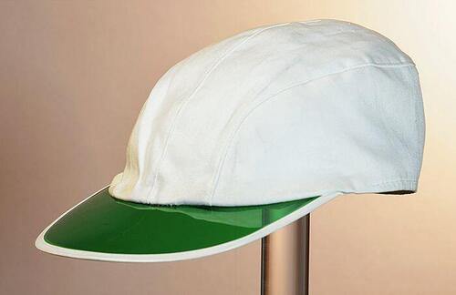Witte tennispet met groene klep