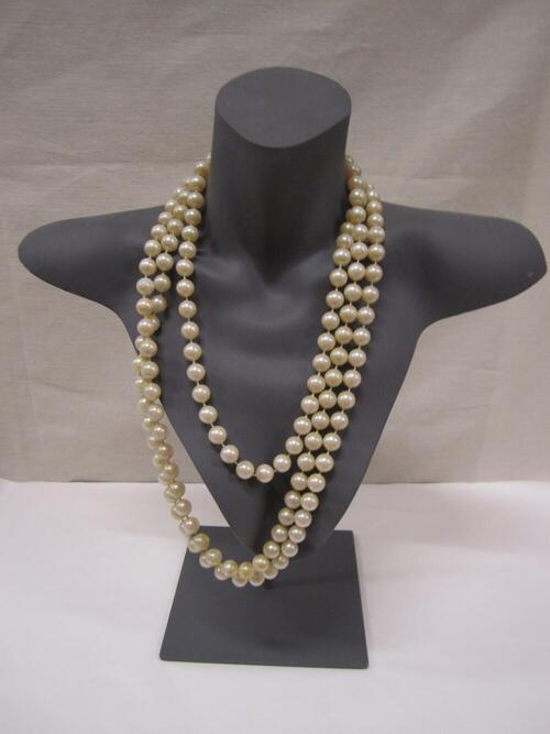 Ketting. Lang model van gelijkvormige crèmekleurige parels