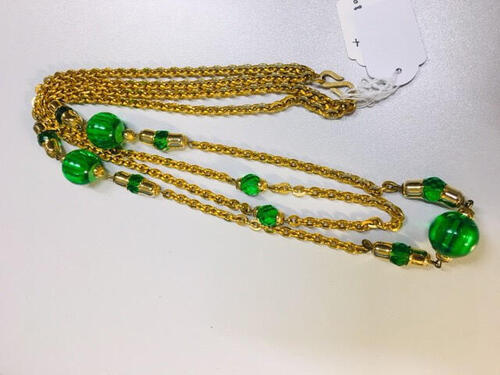 Ketting of ceintuur. Metalen schakels in goudkleur en groen transparant plastic kralen. Lang snoer…