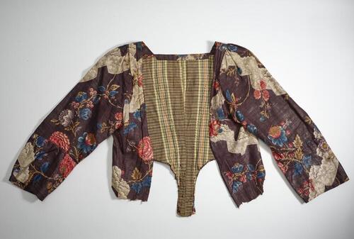 Japonlijfje van Europese sits, paars fond met rood/paars/blauw/wit bloempatroon en patroon van…