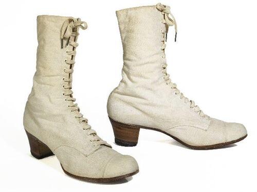 Een paar vrouwensportschoenen