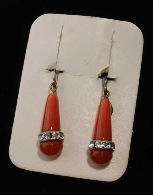 Paar oorbellen, clip met hangende pegels van roodbruin glasmet randje kunstdiamantjes, op…
