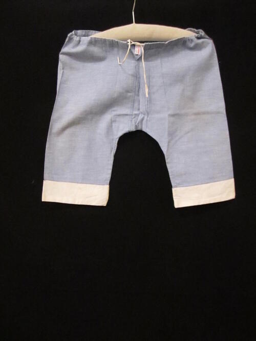 Broek (kind) van blauwe gemêleerde katoen met trekkoordje, pijpen hebben wit gesteven omslagen