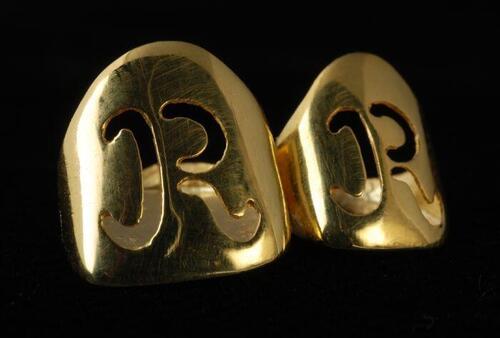 Twee gouden tanden (1) op een gipsen mal (2), inscriptie "R R"