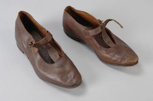 Bruine leren schoenen met T-bandsluiting met gesp
