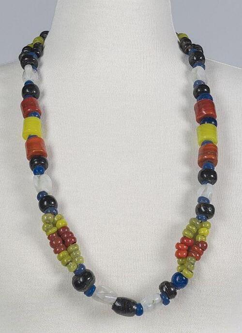 Kralensnoer bestaande uit twee rijen grote gekleurde glasralen, rood, blauw, wit, zwart, geel,…