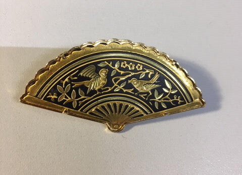Souvenirbroche in de vorm van vouwwaaier, gedamascineerd en verguld staal, met voorstelling in…