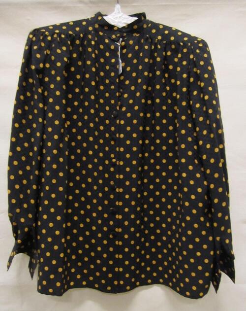 Blouse van zwarte zijde met ingeweven blokjes in satijnbindingen bedrukt met gele noppen…