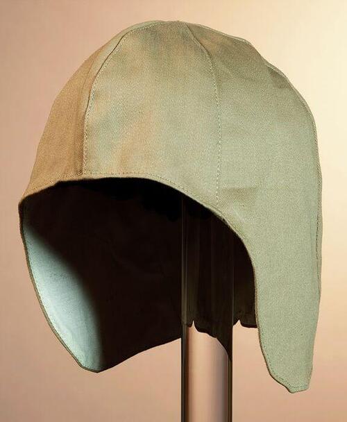 Lichtbruine motorcap voor dames, nauwsluitend model met elastiek en crèmekleurige binnenzijde