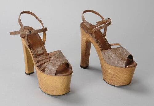 Bruine imitatie-slangenleren sandalettes met extreem hoge kunststofplateauzool en blokhak, …