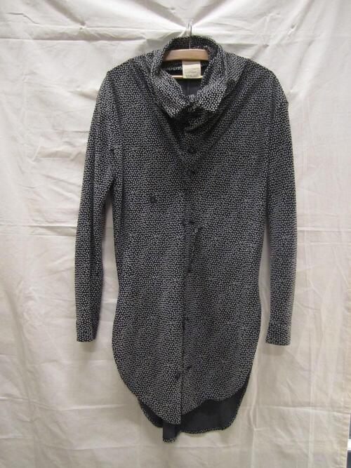 Blouse van zwart met wit nopje, in fluweel-achtig uiterlijk, lang model met drawstring in de taille…