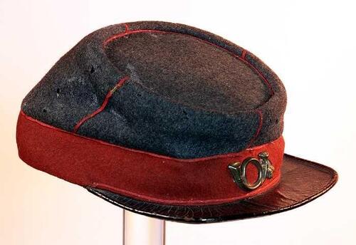 Kepie van grijs gemêleerd en rood haarvilt, uniform zouaaf van de Pauselijke Garde