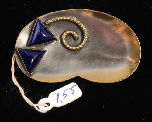 Broche van donker metaal, paletvorm met twee roze en paarse prismavormige 'stenen', kapper Van Vliet