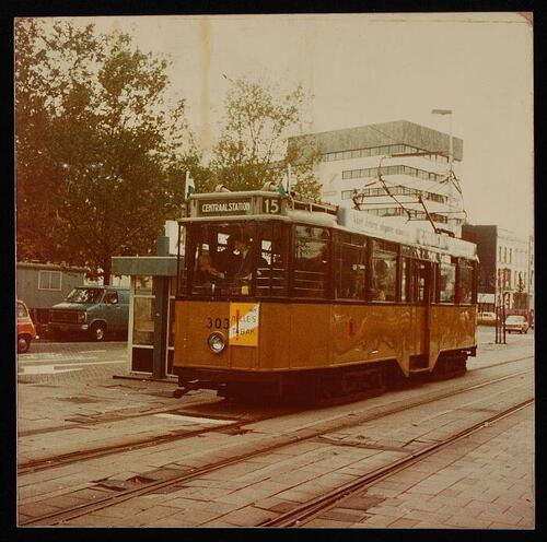Foto met reclamebord van "CORBEAU" op tram